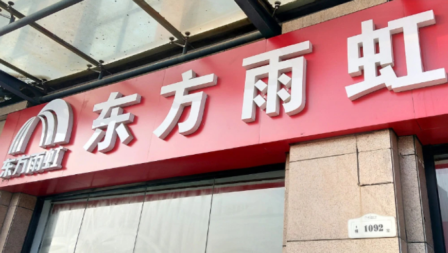 两男子把垃圾倒进六年时间改造好的河里,990998藏宝阁990998资料查询,经济性执行方案剖析_铂金版V5.66
